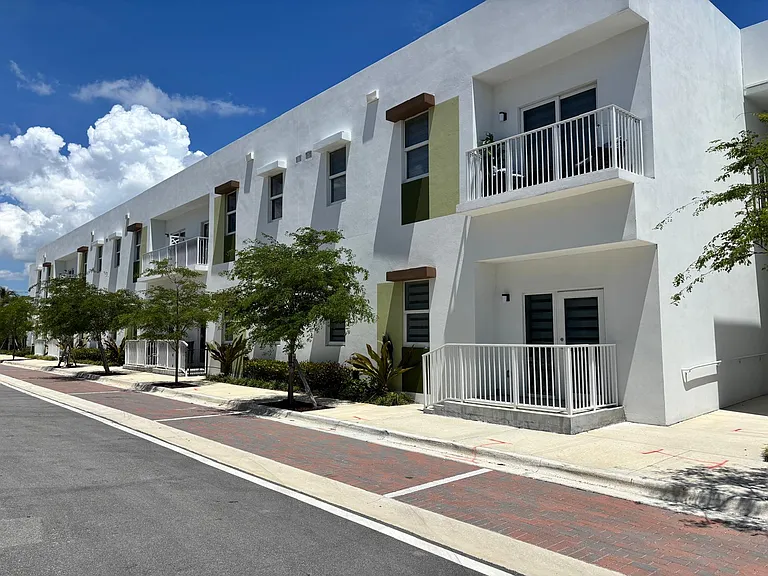 Hallandale City Center — Photo 23