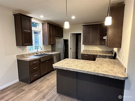4th image of 50 NE Katherine Court