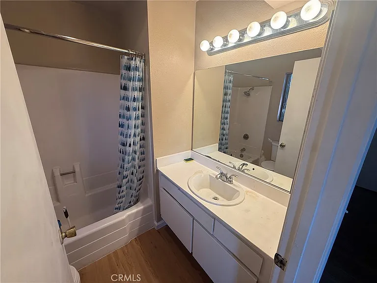 9131 Burnet Ave #10 — Photo 26