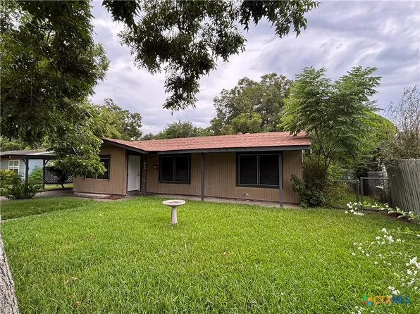 1902 E Locust Ave, Victoria, TX 77901