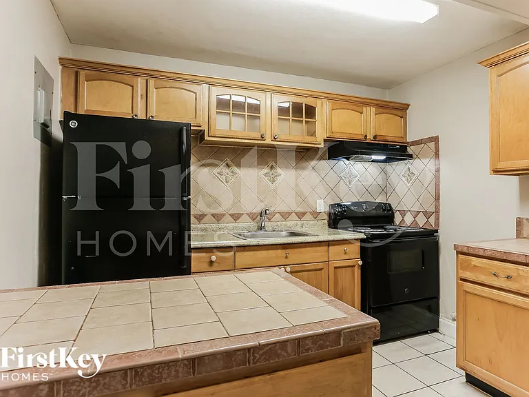 2322 N 28th Ave — Photo 6