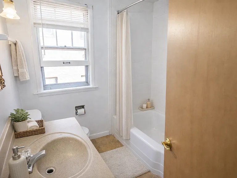 1002 N 40th St #4 — Photo 4