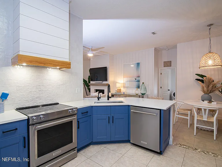 2402 Seagate Ln N — Photo 12