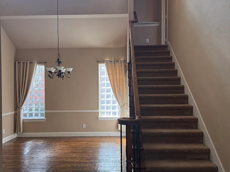 2200 Stone Creek Dr — Photo 3