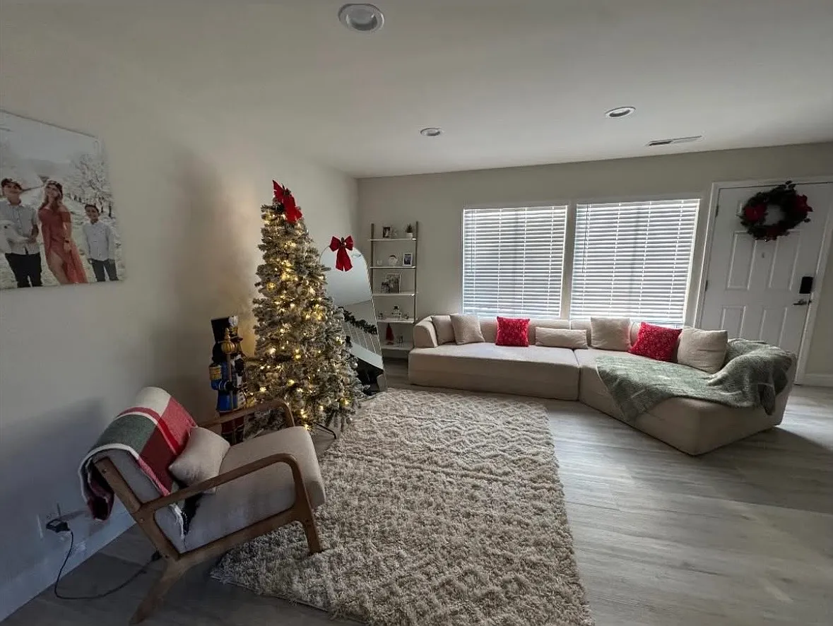 Living room - 2472 Oliver Dr