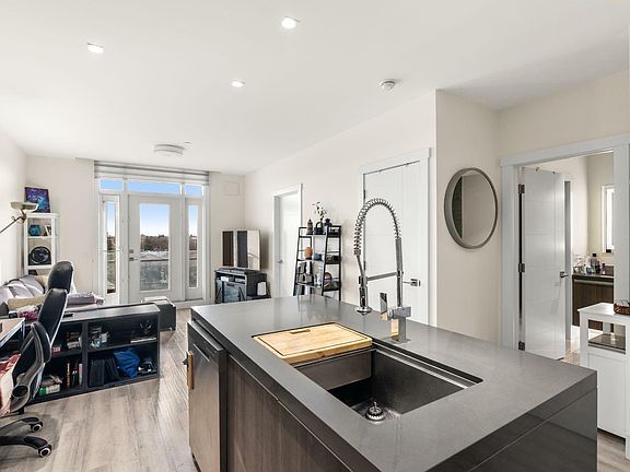 3rd image of 505-108 13th Ave NE #505