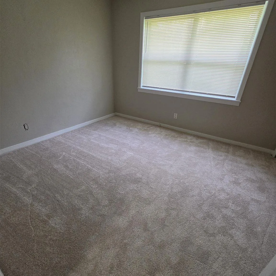 3 bed, 1.5 bath, 1724 sqft, $1,400 — Photo 4