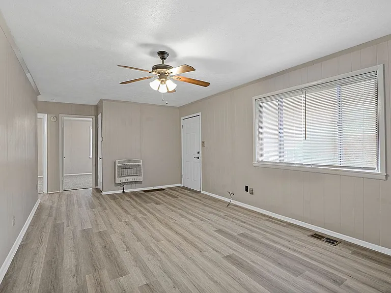 303 W Davis St — Photo 7