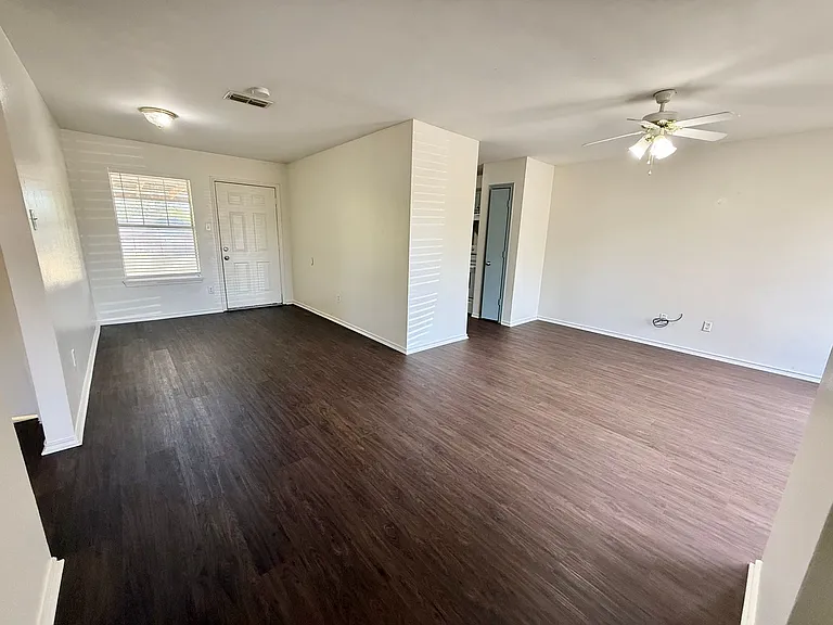 15210 Oaks West Dr — Photo 2