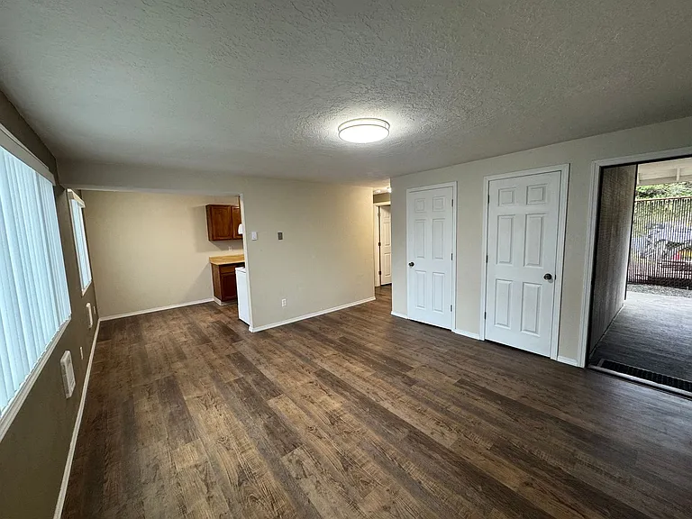 144 SW Lee St — Photo 6