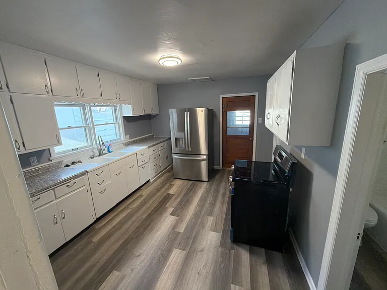 1517 Commercial St — Photo 5