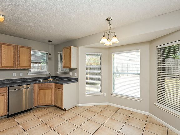 5th image of 925 Comiskey Ct