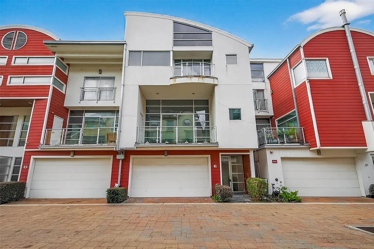 Photo 2 of 30 - 6014 Fairdale Ln #E - Houston, TX Building Photo - 6014 Fairdale Ln #E