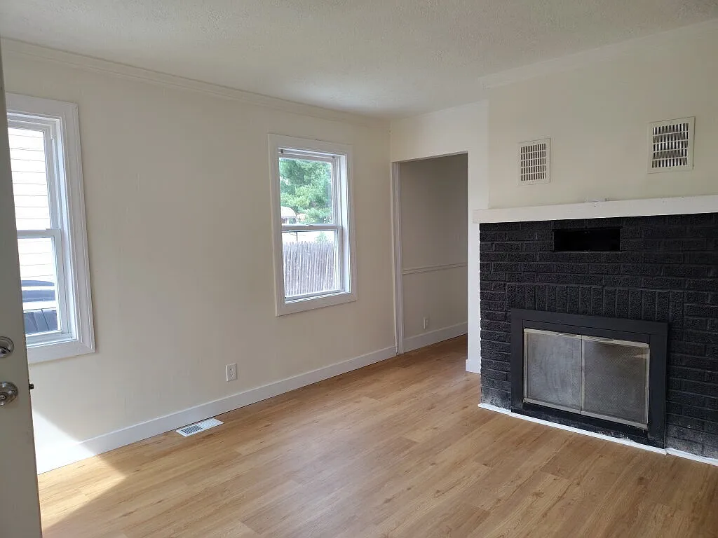 4-Bedroom Home with Detached Garage in Eastlake — Photo 2