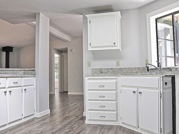 3rd image of 1733 W Beaver Lake Dr SE