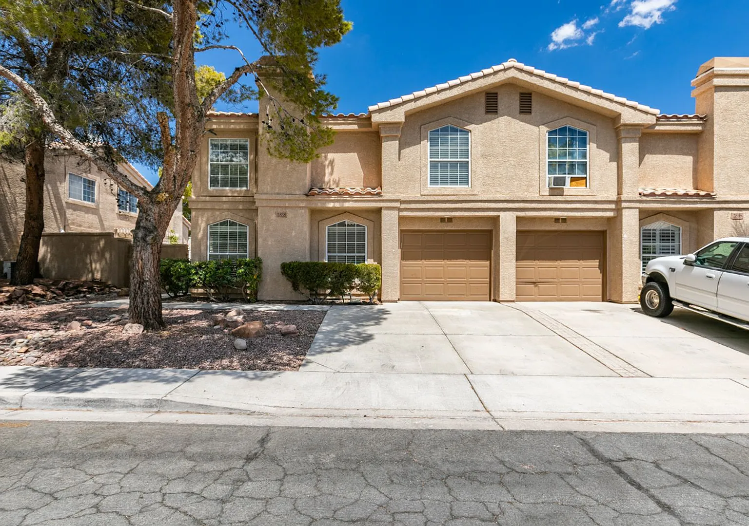 Beautifully upgraded 3-bedroom Green Valley townhome with stylish designer finishes — Photo 1