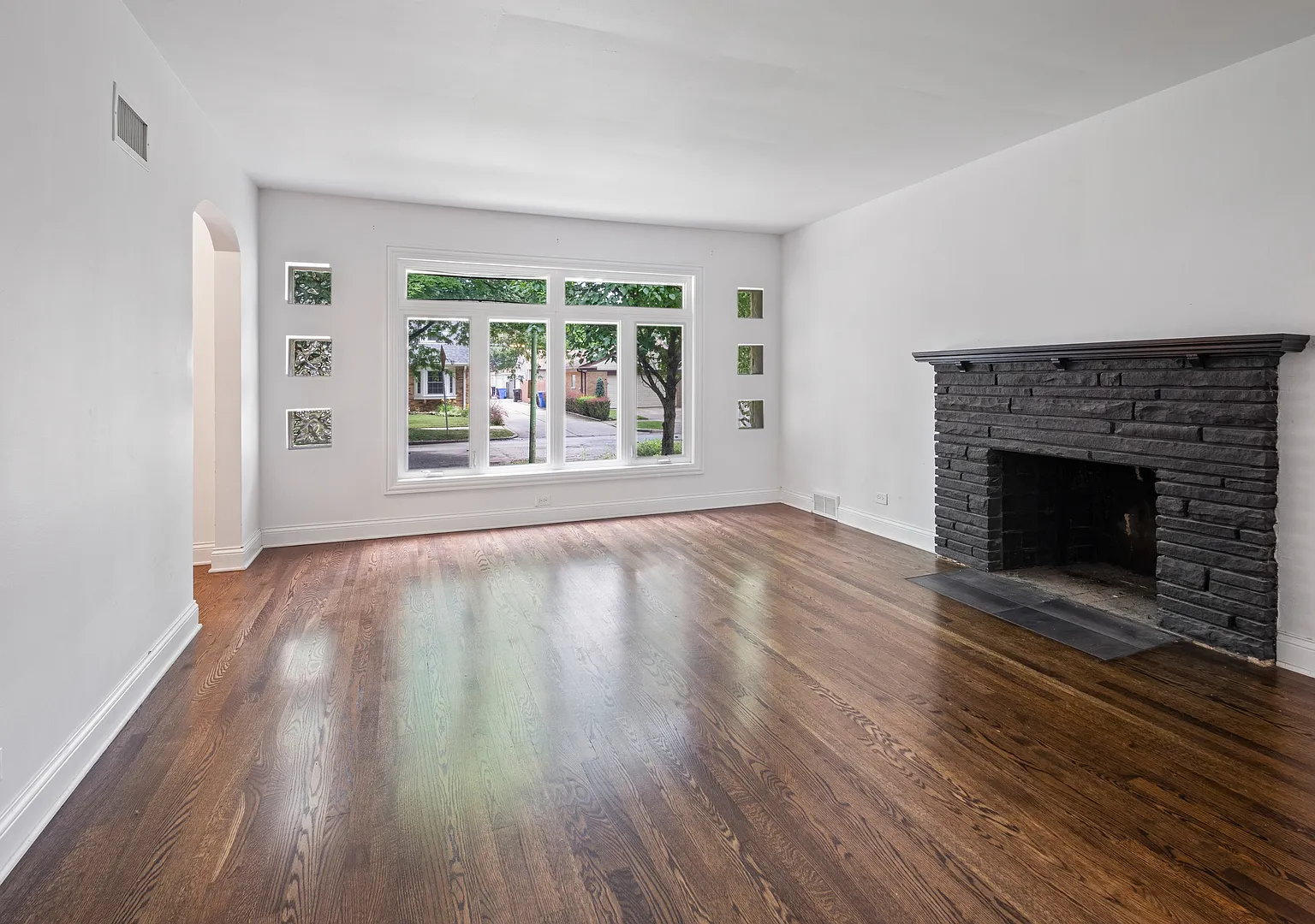 3 bed, $3,695 — Photo 4