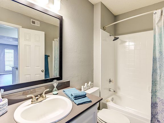 4th image of 1705 NE Green Oaks Blvd #1233