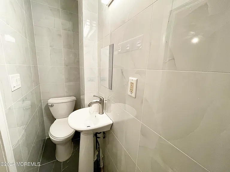 254 Lawrence Ave — Photo 12