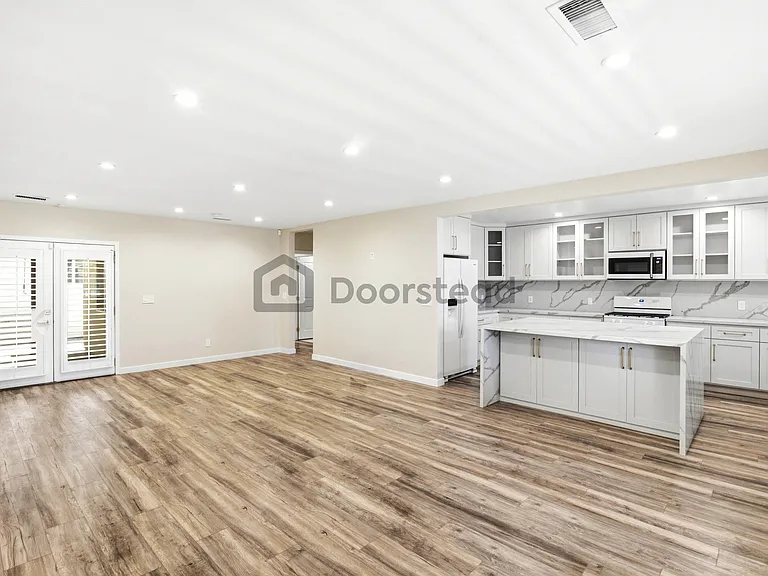 7414 Lasaine Ave — Photo 11