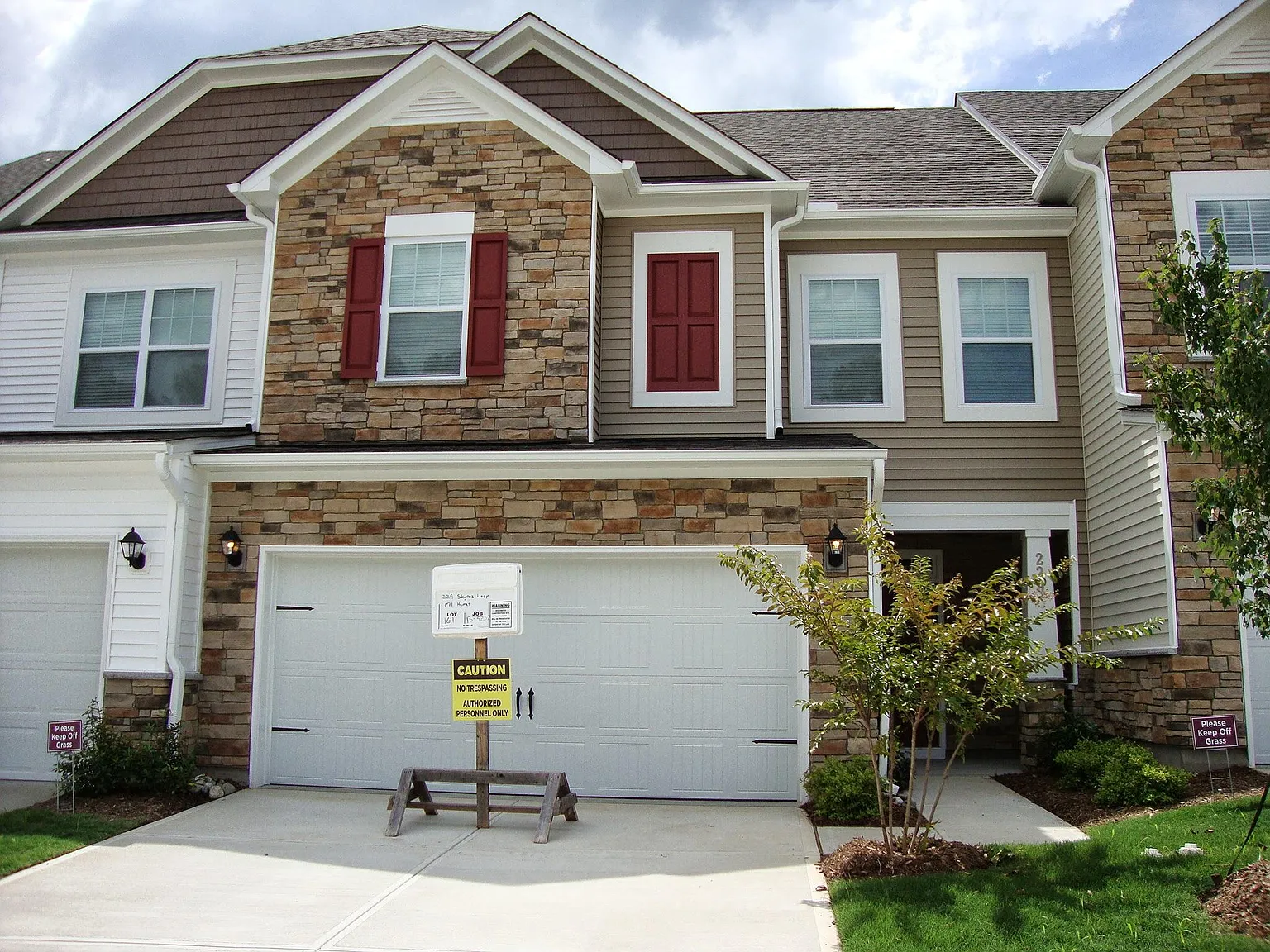 3 bed, 2.5 bath, 1870 sqft, $2,200 — Photo 1