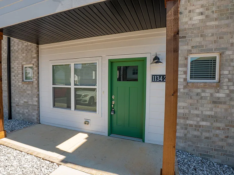 1134 N Pink Ter — Photo 2