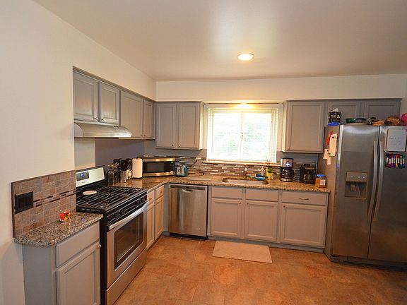 3rd image of 46263 Loveland Dr