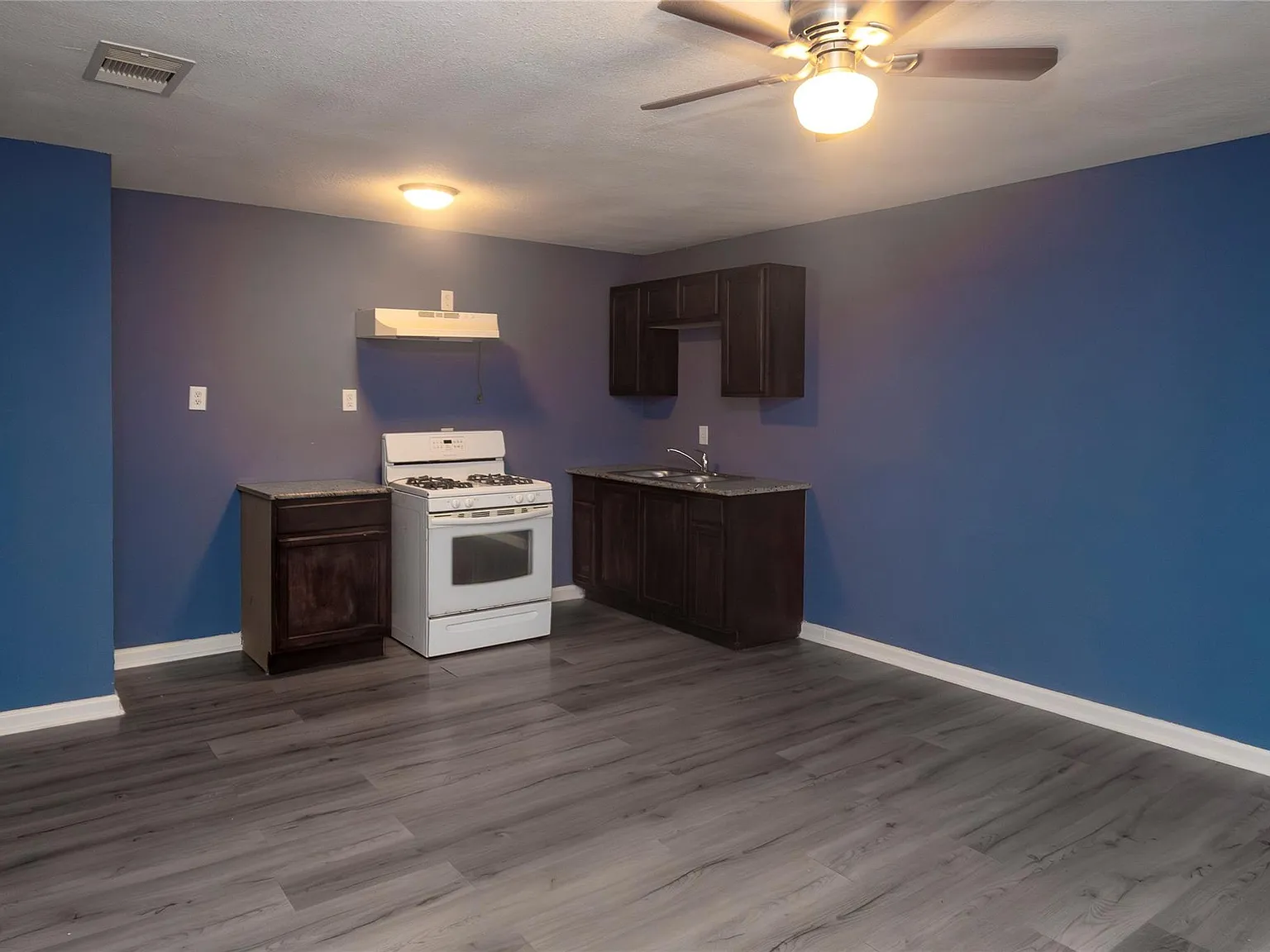 3 bed, 1.0 bath, 918 sqft, $1,400 — Photo 2