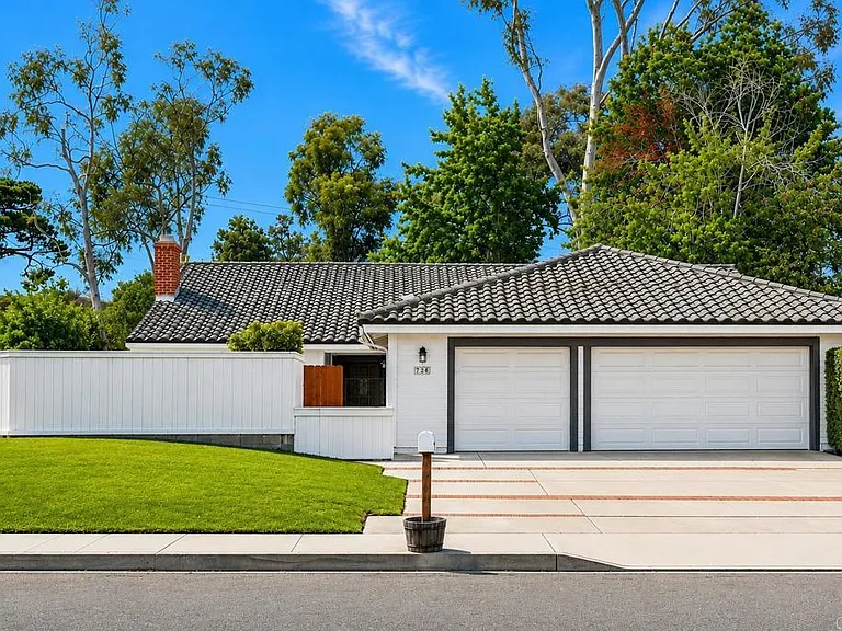 726 Santa Rufina Dr — Photo 1