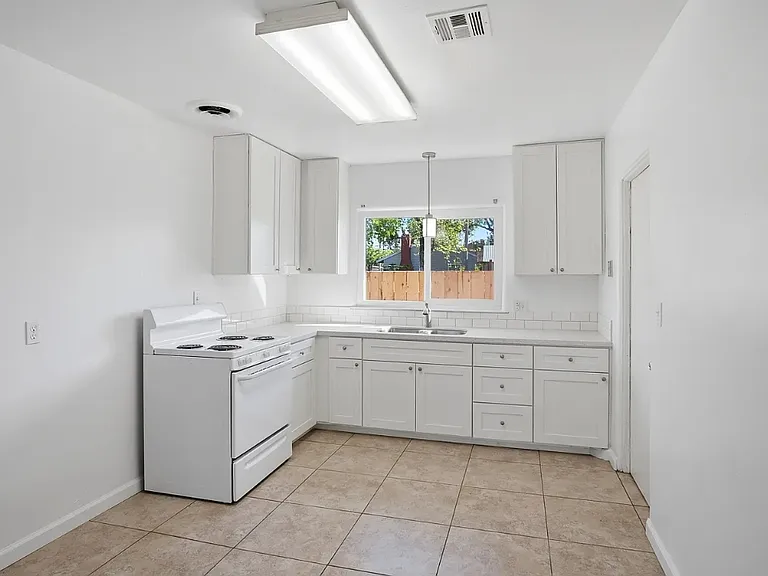 1104 Blair Ave — Photo 5