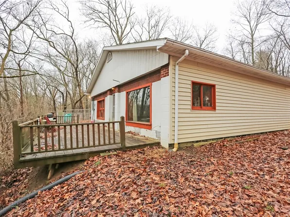 565 Lundys Ln, Ellwood City, PA 16117