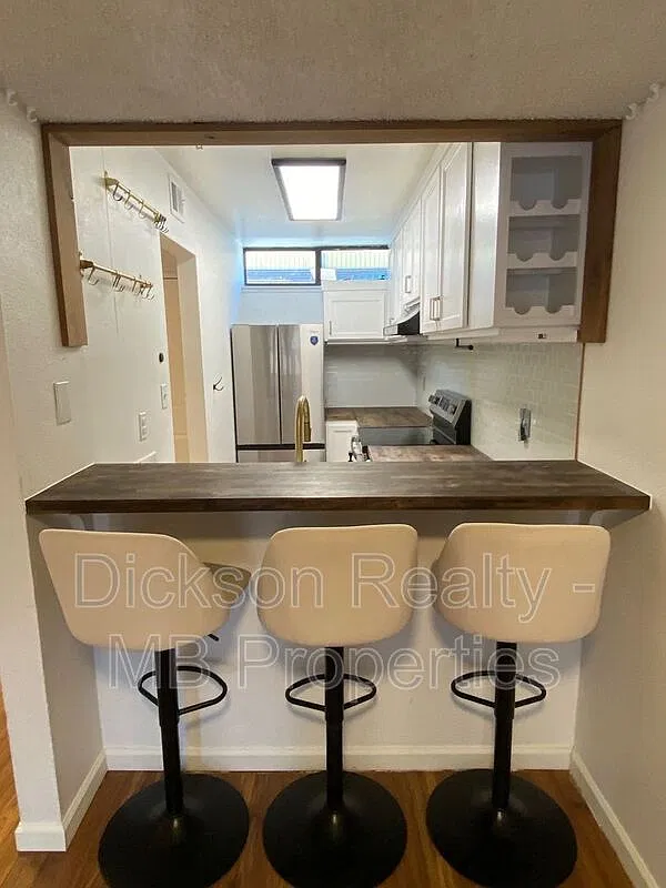 2 bed, 1.5 bath, 936 sqft, $1,750 — Photo 2