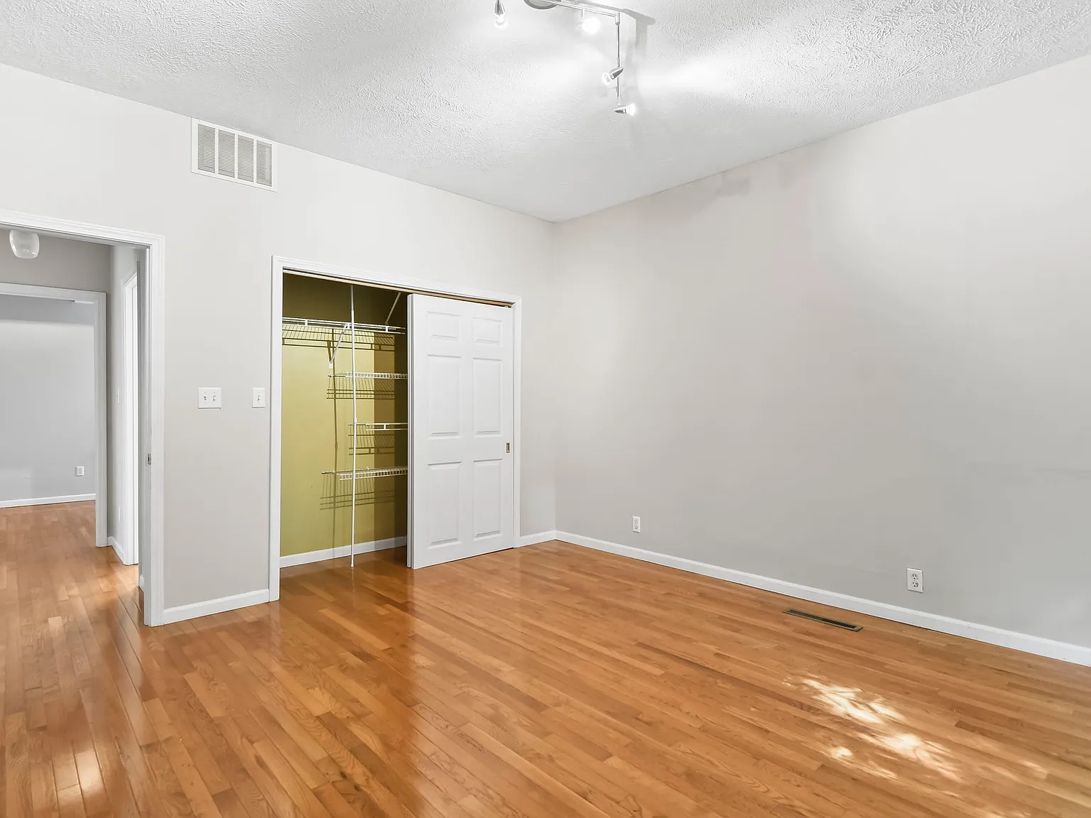 1309 S Walnut St — Photo 4