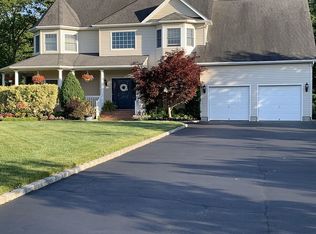 8 Gibbons Ct, Sayville, NY 11782