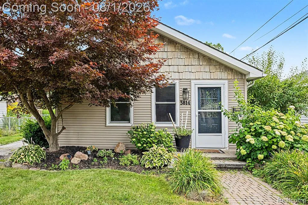 4 bed, 2.0 bath, 1366 sqft, $3,200 — Photo 2