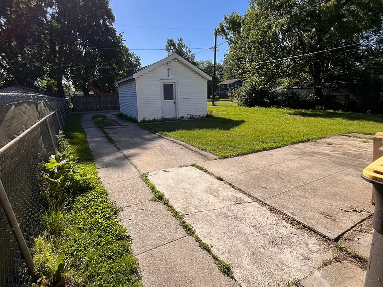 2803 Queen St — Photo 25