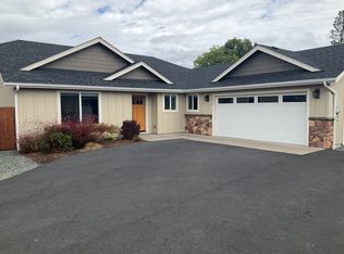 1517 Raydean Dr, Grants Pass, OR 97527