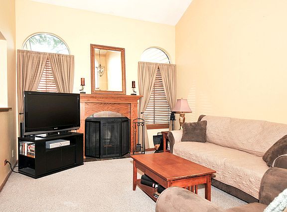 3rd image of 575 Canterbury Dr