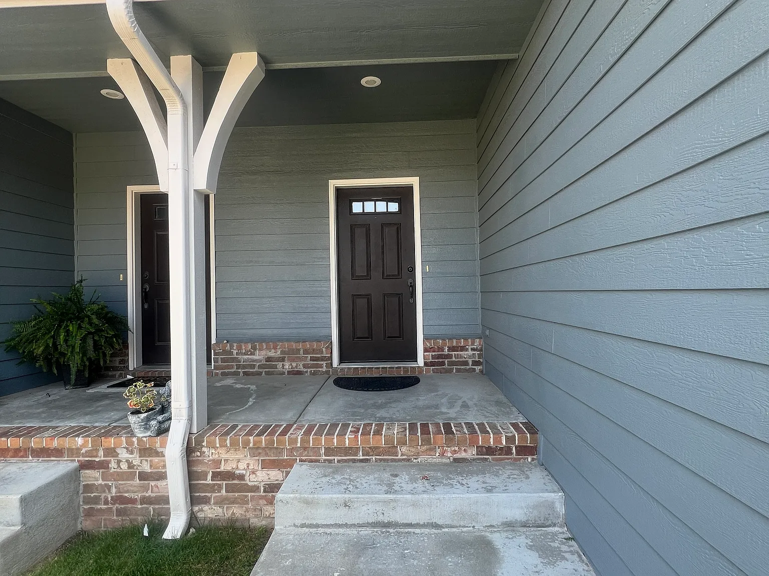 4 bed, 3.5 bath, 2832 sqft, $2,200 — Photo 2
