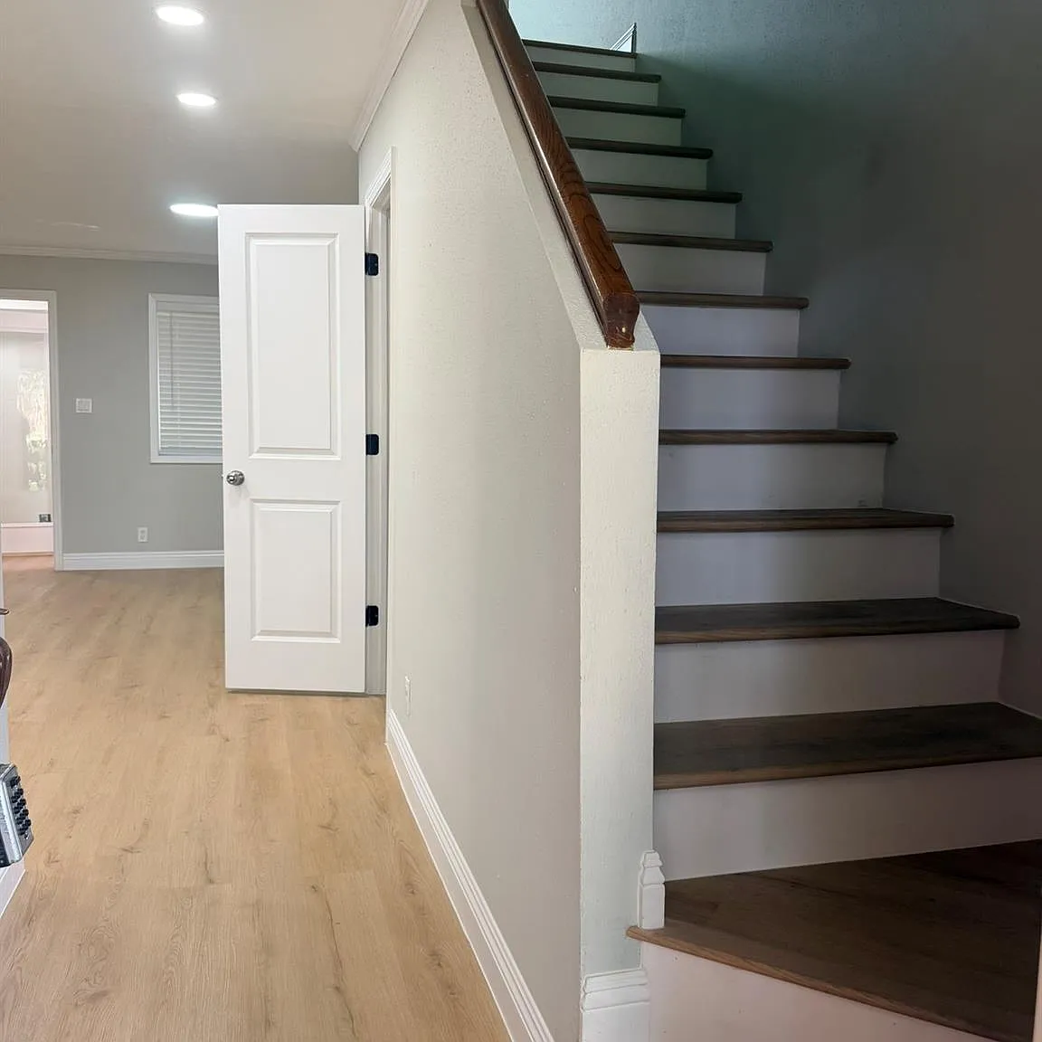 1 bed, 1.5 bath, 978 sqft, $1,350 — Photo 3