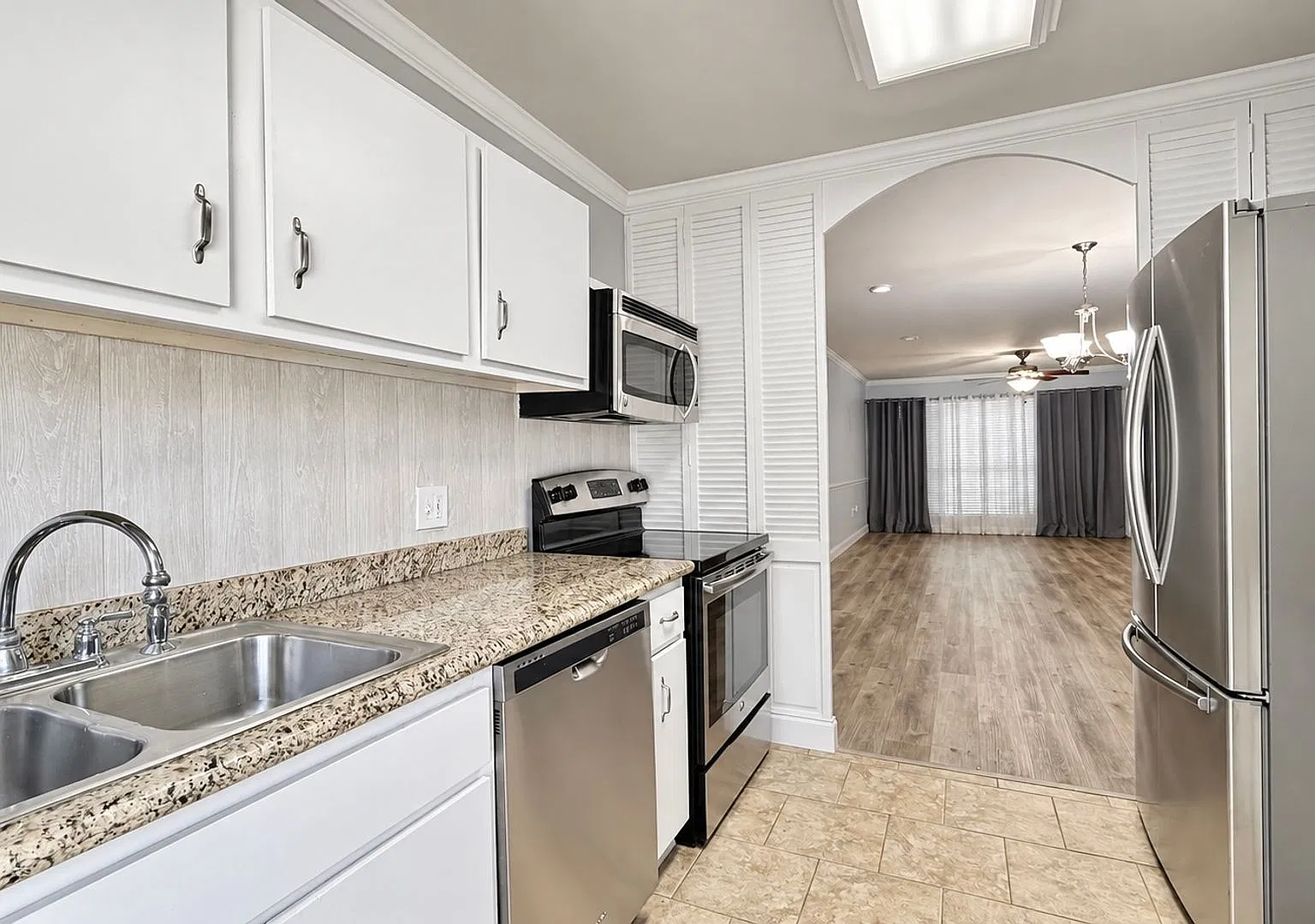 1 Bedroom Upstairs condo in a Gated Community| Community Pool — Photo 2