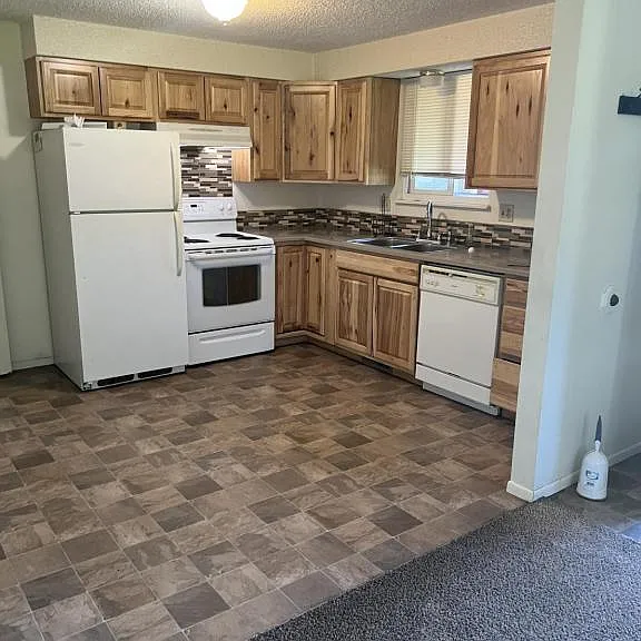 1217 Redwood Dr — Photo 2