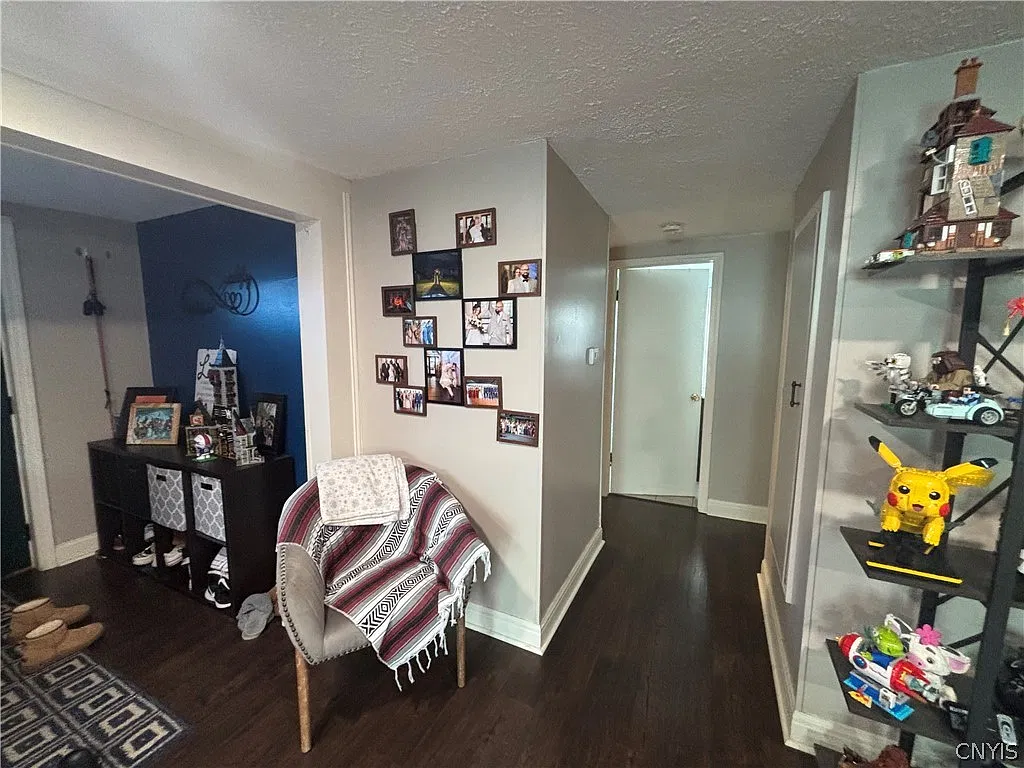 3 bed, 1.0 bath, 1042 sqft, $1,950 — Photo 4