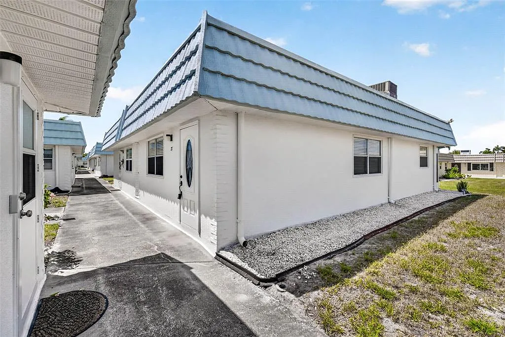 1 bed, 1.5 bath, 800 sqft, $1,400 — Photo 1