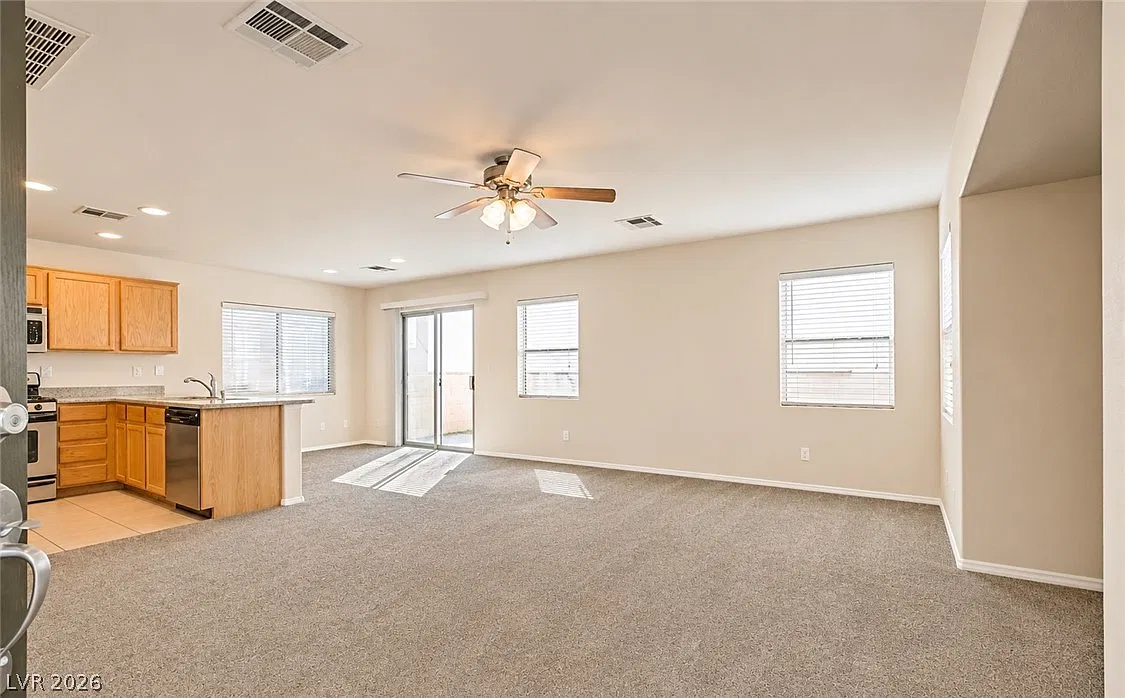 3 bed, 2.5 bath, 1358 sqft, $1,900 — Photo 3