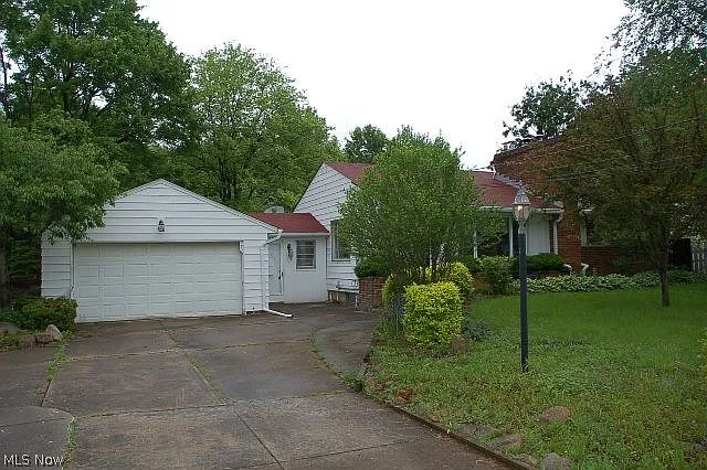19820 Royalton Rd photo 1