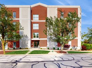 132 N Water St UNIT 401, Batavia, IL 60510