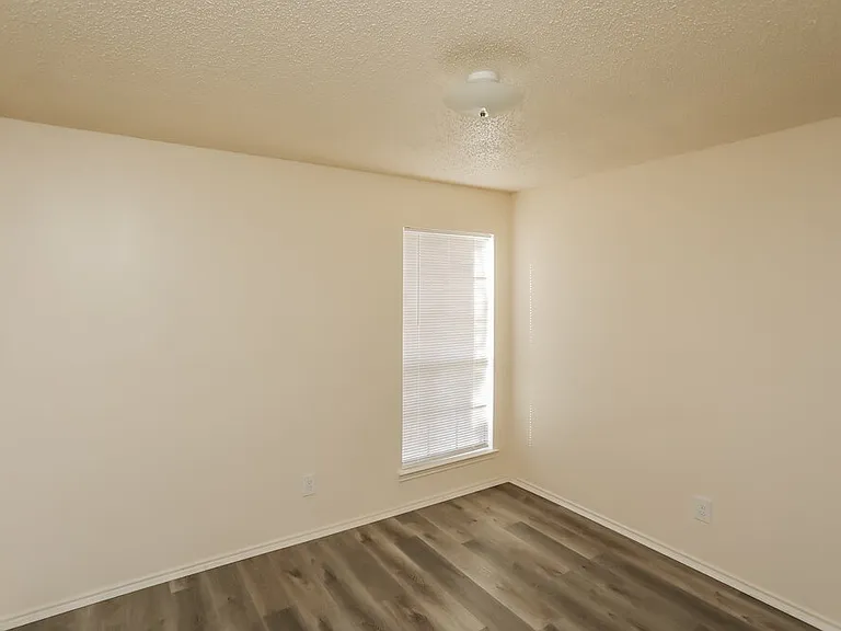 916 Richards Dr — Photo 12