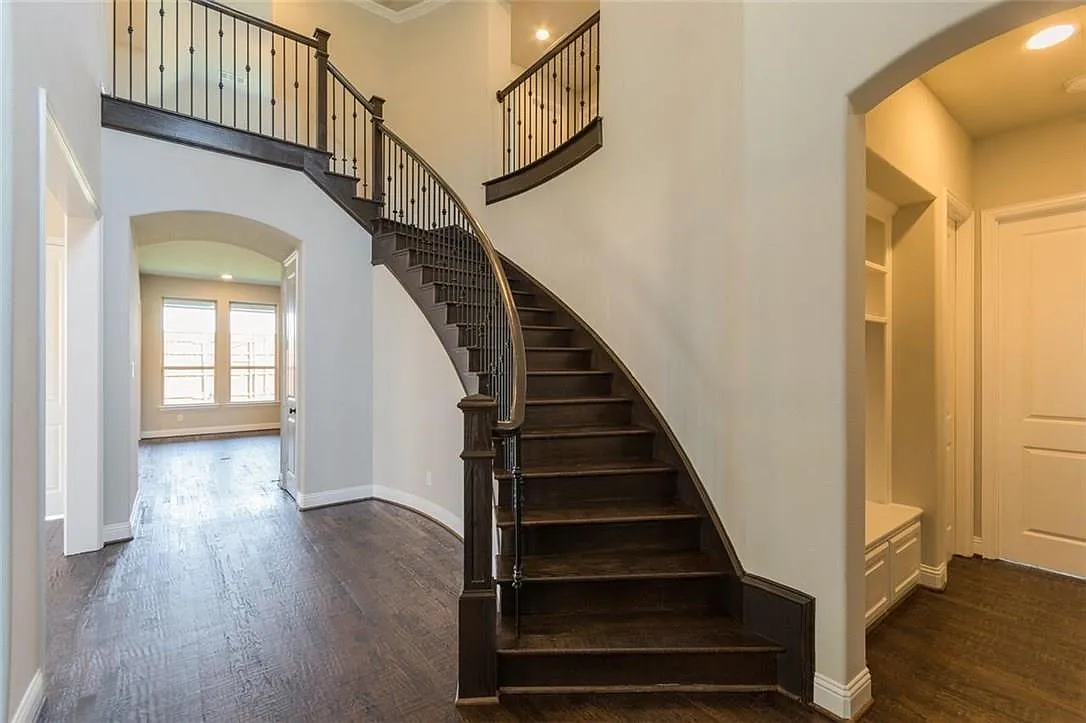 5 bed, 3934 sqft, $4,495 — Photo 2