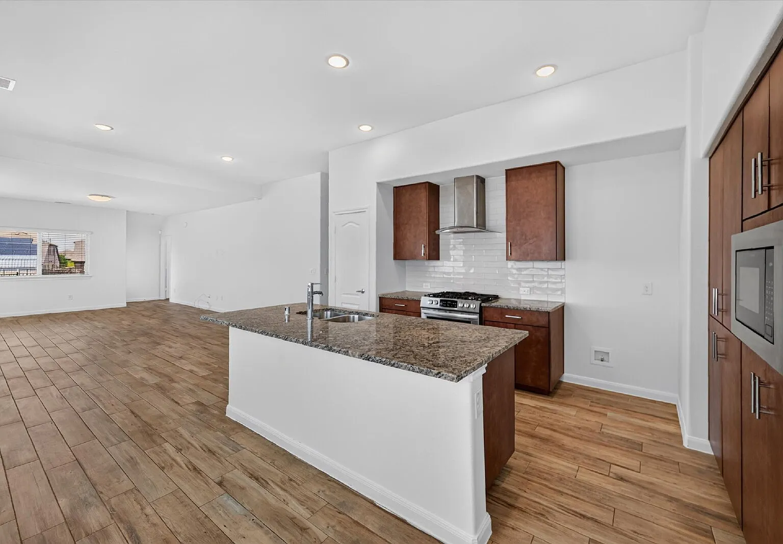 6 bed, 3.0 bath, 2500 sqft, $3,500 — Photo 3